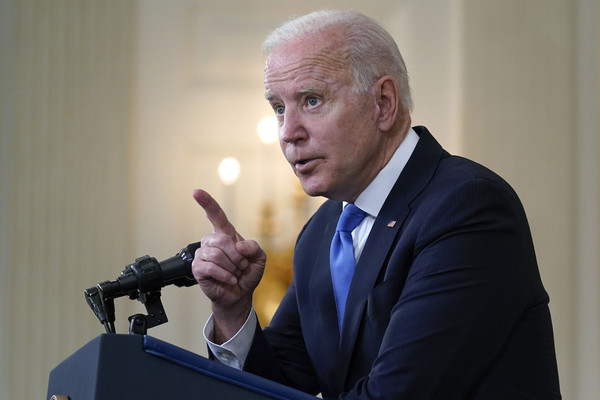 조 바이든 미국 대통령이 5일(현지시간) 백악관 다이닝 룸에서 코로나19 백신 지식재산권(IP) 일시 면제를 지지한다는 견해를 밝히고 있다.  				              /AP·뉴시스
