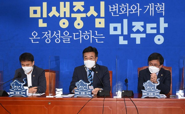 윤호중(가운데) 더불어민주당 원내대표가 6일 오전 서울 여의도 국회에서 열린 정책조정회의에서 발언을 하고 있다. 				      /공동취재사진