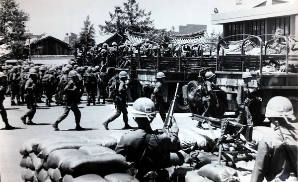 공수부대 계엄군이 1980년 5월 27일 새벽 전남도청 시민군 진압 작전을 마치고 도청 앞에 집결하고 있다.                /한국일보 제공