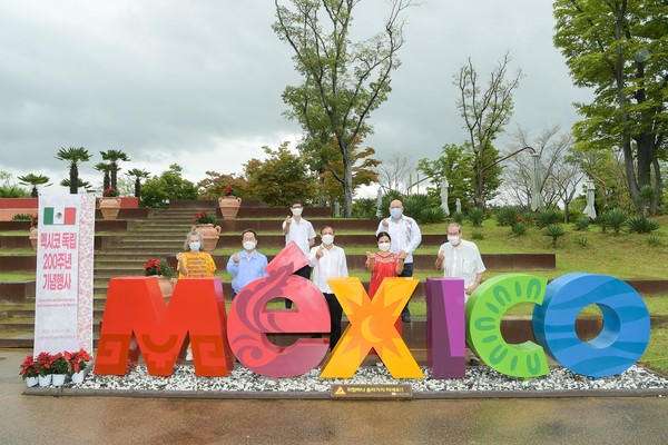 순천시(시장 허석)는 14일 순천만국가정원 멕시코정원에서 멕시코 독립 200주년과 독립 선언 211주년 기념행사를 개최했다. 주한 멕시코대사관이 주최한 이번 기념행사는 멕시코의 역사적인 순간인 독립 200주년을 기념하기 위해 마련된 자리로, 허석 순천시장, 브루노 피게로아 주한 멕시코대사, 멕시코 기업 ㈜지에스디케이(GSDK)의 까를로스 마하레스 대표 등이 참석했다. 행사는 축사, 기념사와 함께 멕시코정원을 관람하고, 멕시코 독립 200주년을 기념하는 꽃 식재 행사를 가졌다. /순천시 제공