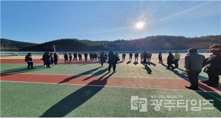 지난 1월 동계 전지훈련을 위해 고흥을 방문한 천안시축구단이 박지성공설운동장에 모여 있다.