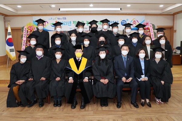 장흥군은 지난달 30일 졸업생 및 가족 등 40여 명이 참석한 가운데 농업기술센터 회의실에서 농업인대학 졸업식을 개최했다.