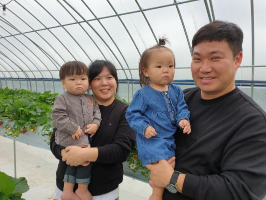 전남 으뜸 청년농업인 대상을 수상한  지앤유팜 정철(사진 오른쪽) 대표 가족 모습.