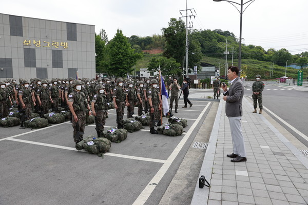 지난 13일 김철우 보성군수가 해군사관학교생도들에게 격려인사를 전하고 있다.                                                        /보성군 제공