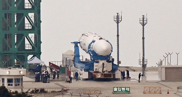 15일 고흥군 나로우주센터에서 누리호(KSLV-Ⅱ)가 다시 조립동으로 이송되기 위해 발사대에서 내려지고 있다. /뉴시스