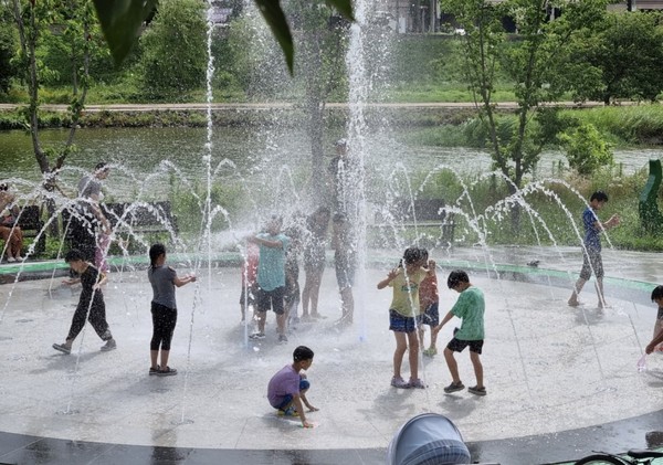 순천시는 오는 7월 1일부터 도시공원에서 무더위를 식혀줄 물놀이형 수경시설을 전격 가동한다고 29일 밝혔다. 사진은 동천 바닥분수 모습.                                                                                                                                                                 /순천시 제공