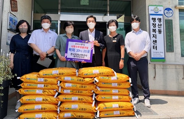 한국지역난방공사 광주전남지사(이하 한난)는 지난 22일 사회공헌사업의 일환으로 어려운 이웃을 위한 백미(20kg) 20포를 나주시 영산동(동장 박선경)에 기탁했다.
