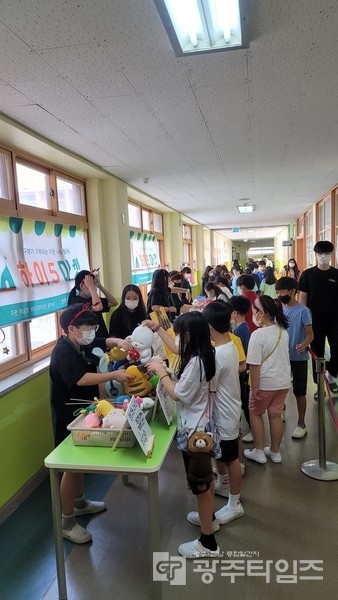 하남초등학교가 최근 4~6학년 학생 대상으로 기부가 나눔이 되는 ‘하이 5’ 장터를 운영 하고 있는 모습. /광주 하남초 제공