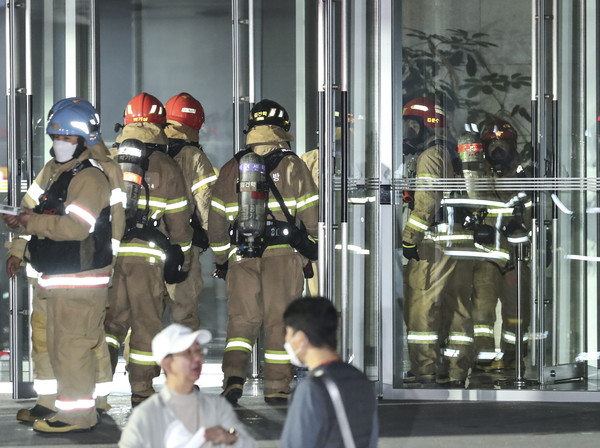 SK C&C 판교 데이터센터에 화재가 발생한 지난 15일 경기도 성남시 판교 SK C&C 판교 데이터센터에서 관계자들이 복구 작업을 위해 건물 안으로 들어가고 있다.   /뉴시스