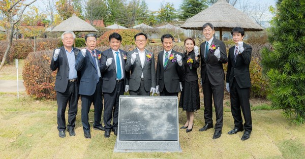 순천만국가정원에서 지난 22일 일본 이즈미시 정원의 표지석 제막식이 열린뒤 참석자들이 기념촬영하고 있다.                                                                       /순천시 제공