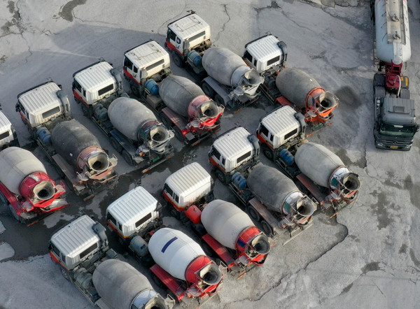 화물연대 총파업 일주일째인 지난달 30일 광주 광산구 한 레미콘 업체에 시멘트 수급 차질로 운행을 멈춘 레미콘 차량들이 서 있다. /뉴시스