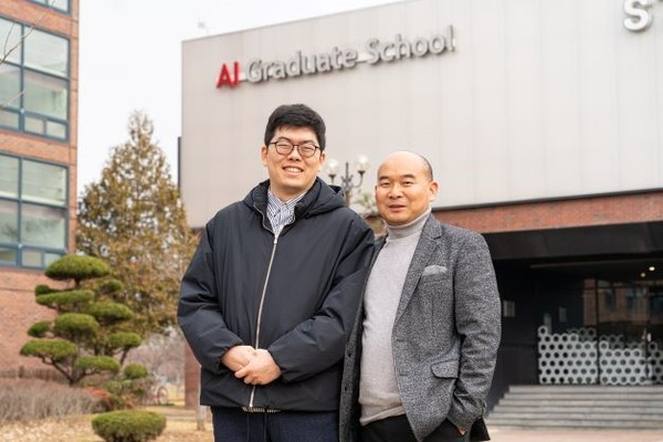 지스트 AI대학원 1호 박사가 된 김만제 씨(사진 왼쪽)와 지도교수인 안창욱 교수.