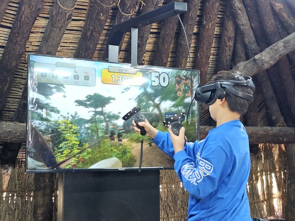 선사체험장 내 프로그램인 VR 활쏘기를 체험하고 있는 모습.