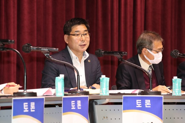 박종원 도의원이 전남여성가족재단 공연장에서 열린 전남학생교육수당 정책포럼에 패널로 참석해 발언을 하고 있다.