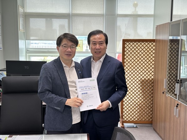 박홍률(오른쪽) 목포시장이 기획재정부를 방문해 현안사업에 대한 국비지원을 건의했다. / 목포시 제공