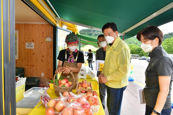 지난해 가을 수변길마켓을 찾은 김한종 (가운데)장성군수. /장성군 제공