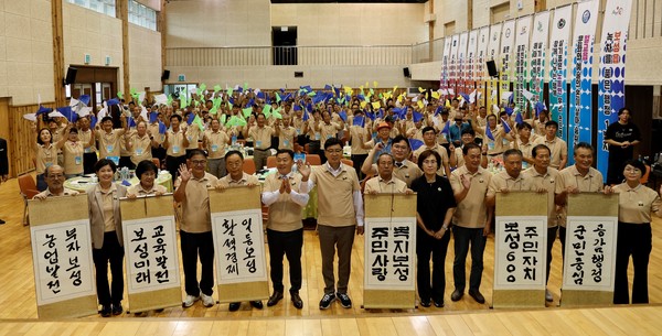 제암산 자연휴양림 숲속 교육관에서 열린 ‘2023년 보성군 이장단협의회 연찬회’에서 김철우 보성군수(왼쪽 일곱 번째)와 참석자들이족자 퍼포먼스를 하고 기념 촬영을 하고 있다.                                                                                                            /보성군 제공