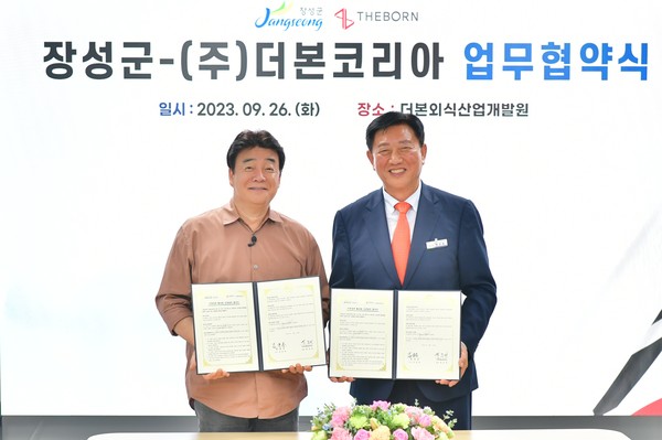 김한종 장성군수(사진 오른쪽)가 최근 백종원 ㈜더본코리아 대표와 장성 특화음식 개발을 위한 업무협약을 체결하고 있다.                                                    /장성군 제공
