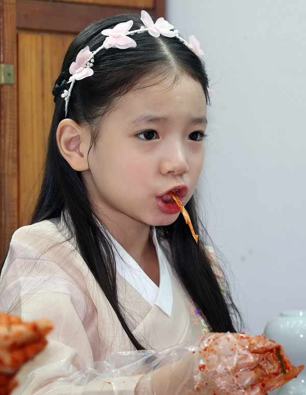 22일 오전 aT센터에서 열린 2023 제4회 김치의 날 기념식에서 어린이가 김장문화를 체험하고 있다 /뉴시스