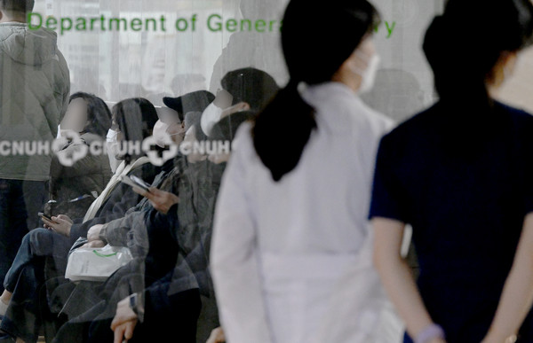 정부의 의과대학 증원 정책안에 반대한 전공의 집단 행동이 이어지는 지난 4일 오전 광주 동구 전남대학교 병원에서 시민들이 진료를 기다리고 있다. /뉴시스
