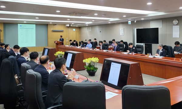 지난 18일 한국전력 본사에서 산업부와 전남도, 광주시, 한전, 전력거래소, 한국에너지공단 관계자들이 전남 전력계통 협의체 첫 회의를 열고 있다.                   /전남도 제공