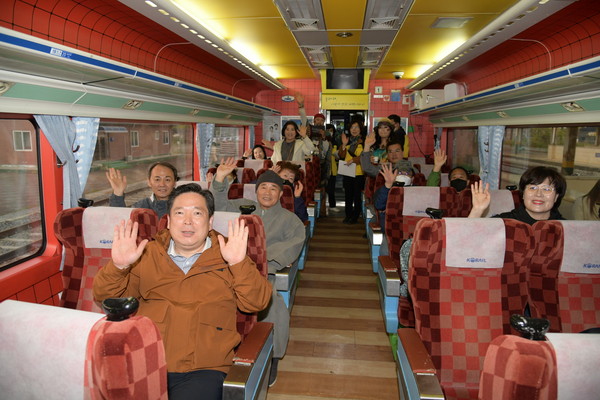 지난해 상반기에 진행된 남구 통일열차에 남구청장과 주민들이 탑승하고 있다. 			               /광주 남구 제공