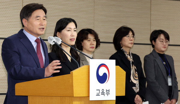 오승걸 한국교육과정평가원장이 28일 세종시 정부세종청사에서 2025학년도 대학수학능력시험 시행 기본계획을 발표하고 있다. /뉴시스